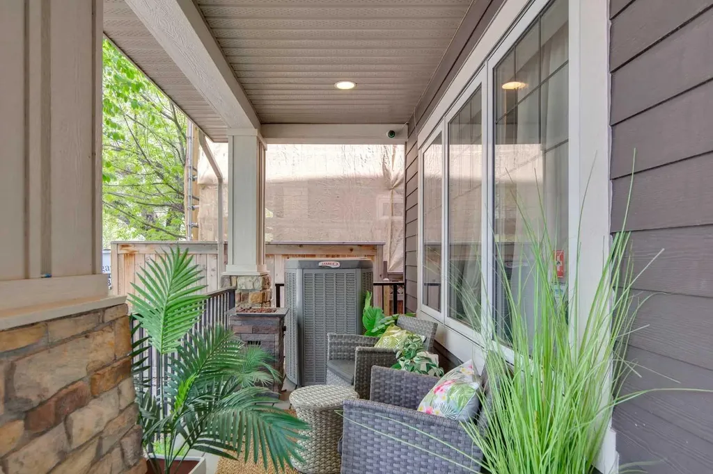 528 34 Street NW Calgary AB T2N 2X7