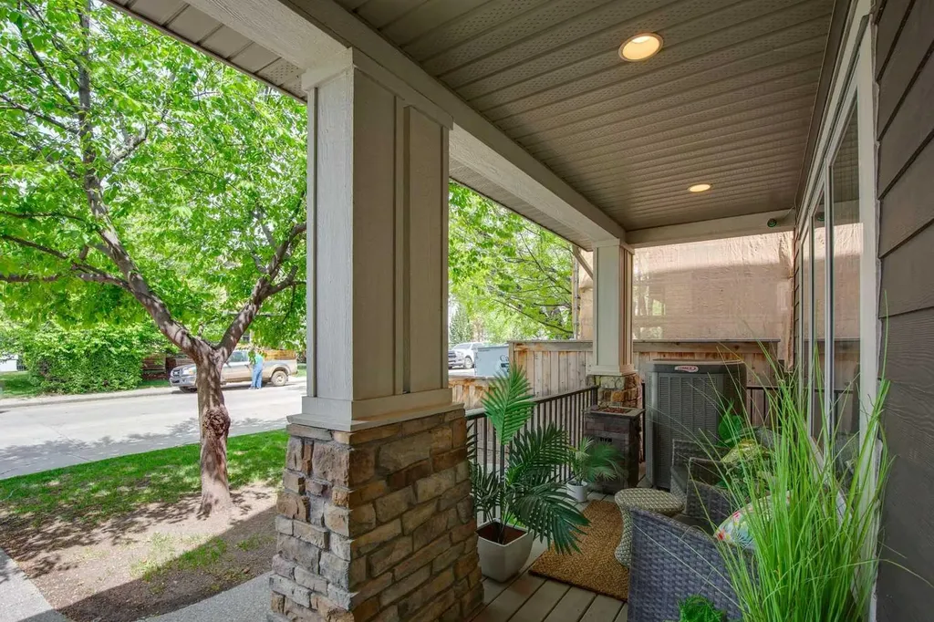 528 34 Street NW Calgary AB T2N 2X7