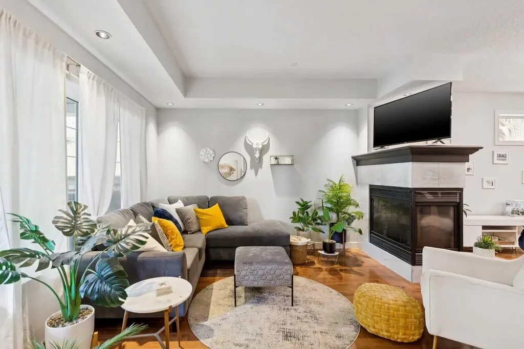 528 34 Street NW Calgary AB T2N 2X7