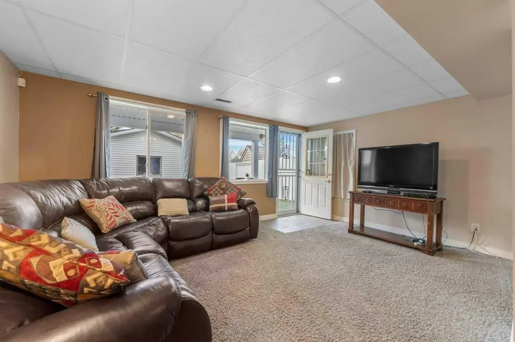 10744 Hidden Valley Drive NW Calgary AB T3A 5K1