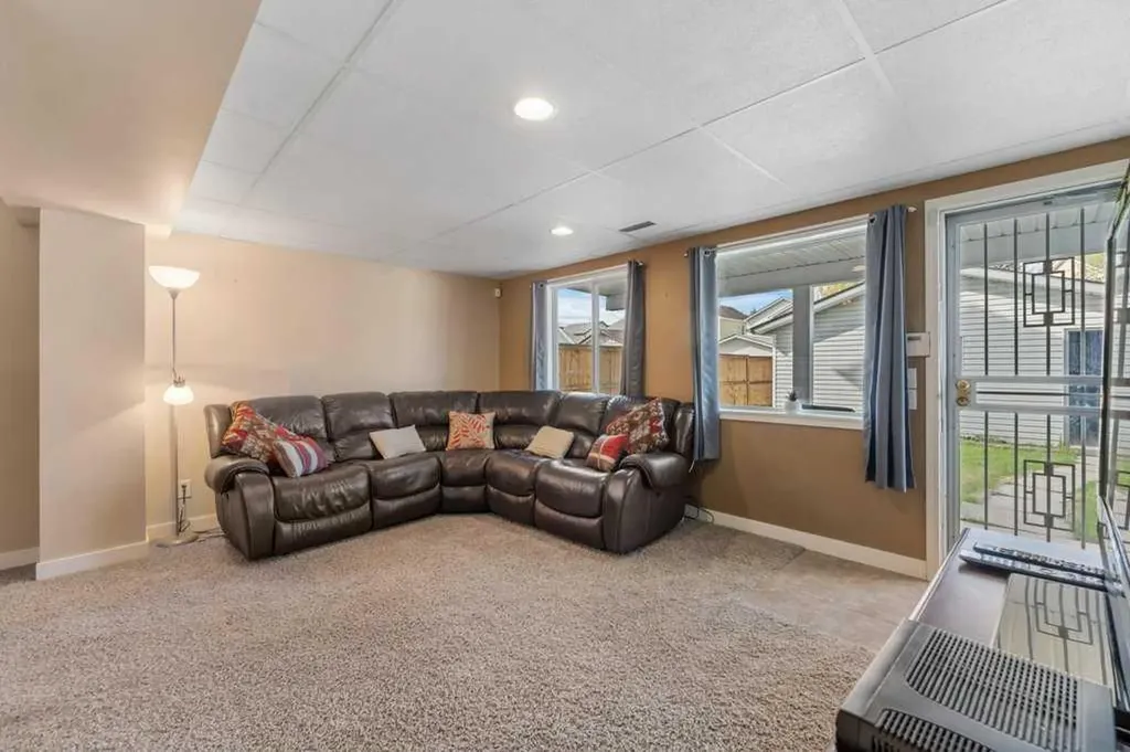 10744 Hidden Valley Drive NW Calgary AB T3A 5K1