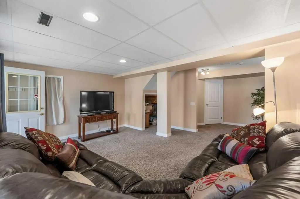 10744 Hidden Valley Drive NW Calgary AB T3A 5K1