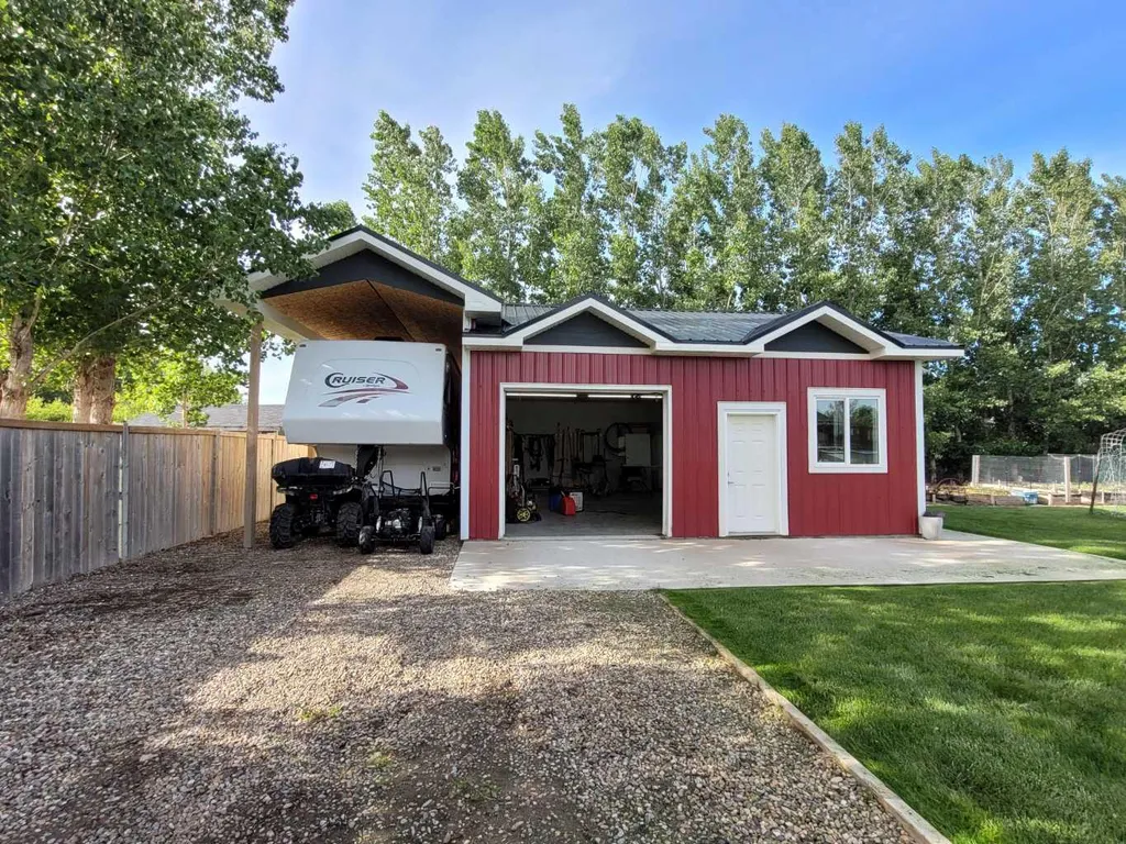 521 12th Avenue W Barnwell AB T0K0B0