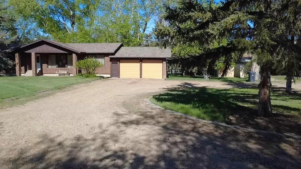 31 Larch Avenue Drumheller AB T0J0Y1