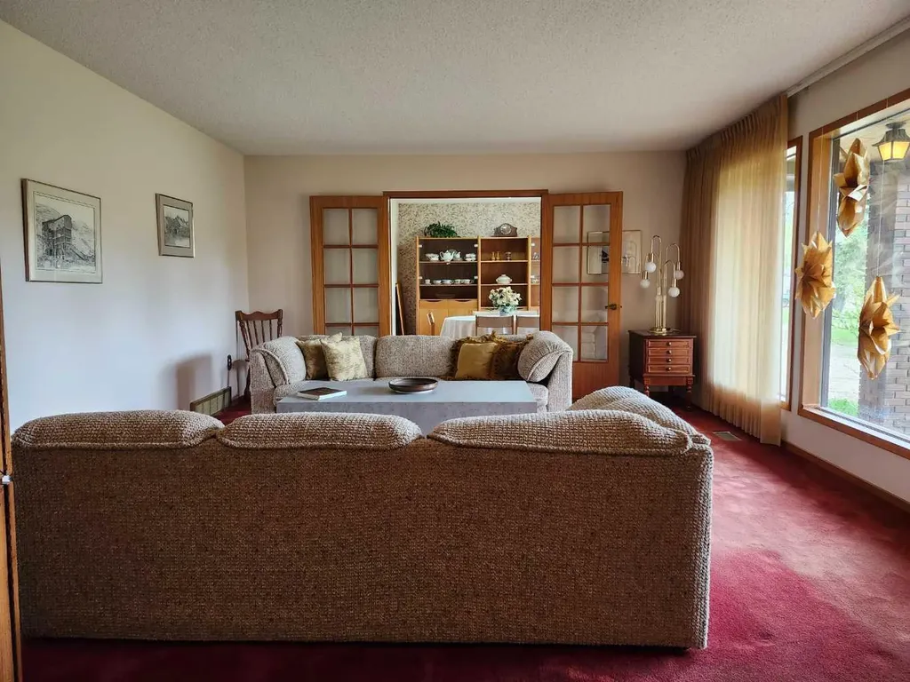 31 Larch Avenue Drumheller AB T0J0Y1