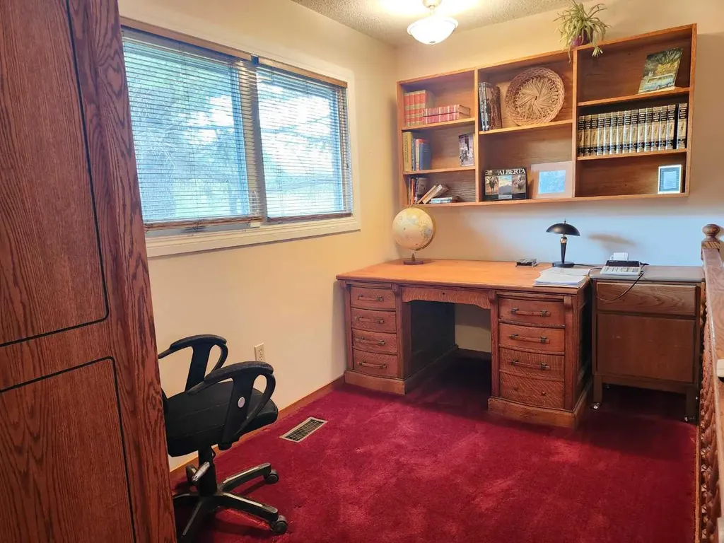 31 Larch Avenue Drumheller AB T0J0Y1