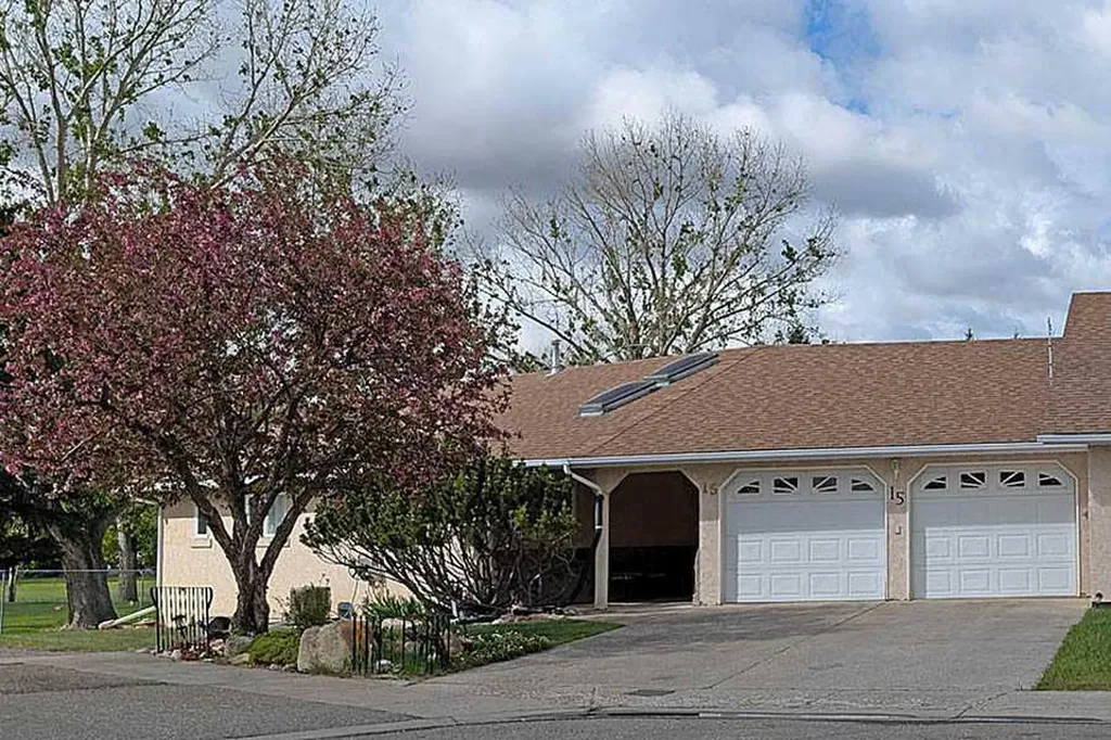 15 Chinook Crescent W Claresholm AB T0L 0T0