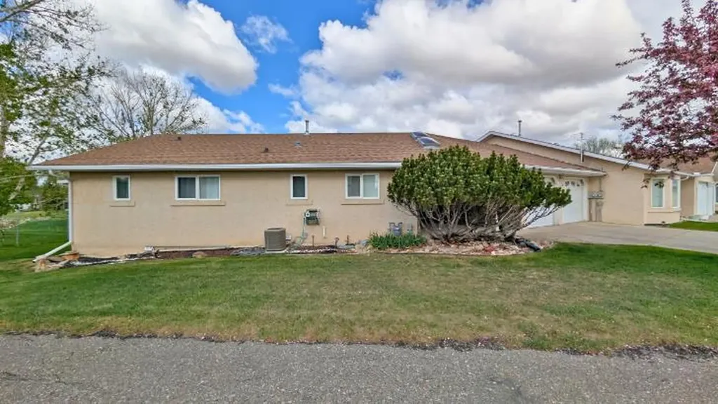 15 Chinook Crescent W Claresholm AB T0L 0T0