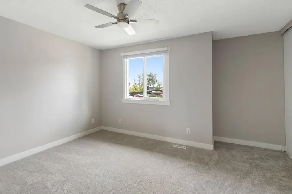 219 90 Avenue SE Calgary AB T2J 0A3