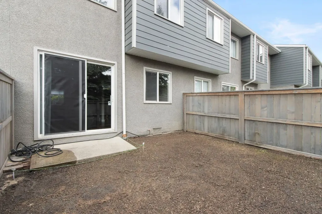 219 90 Avenue SE Calgary AB T2J 0A3