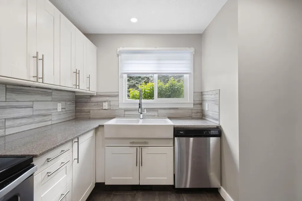 219 90 Avenue SE Calgary AB T2J 0A3