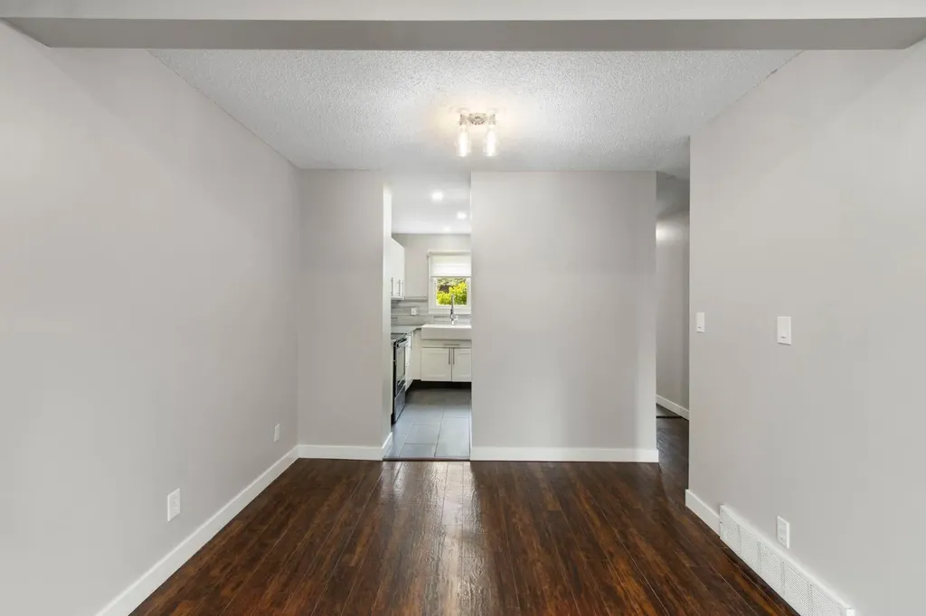 219 90 Avenue SE Calgary AB T2J 0A3