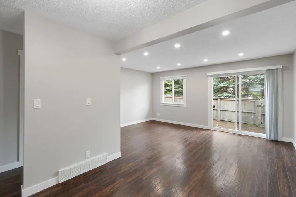 219 90 Avenue SE Calgary AB T2J 0A3