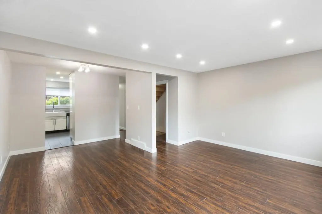 219 90 Avenue SE Calgary AB T2J 0A3
