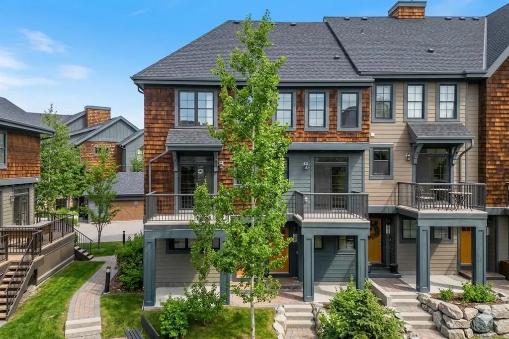 455 Ascot Circle SW Calgary AB T3H 0X3