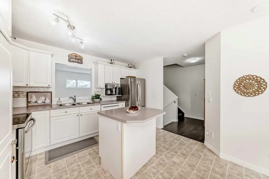 110 Country Hills Cove NW Calgary AB T3K 5G7