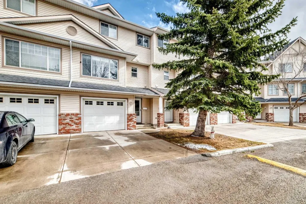 110 Country Hills Cove NW Calgary AB T3K 5G7