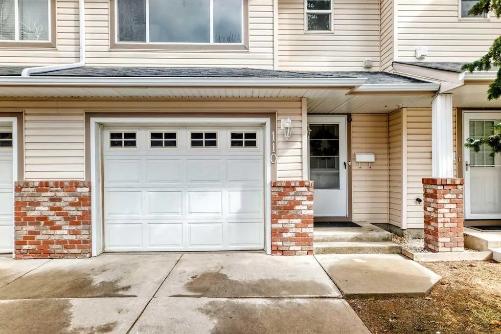 110 Country Hills Cove NW Calgary AB T3K 5G7