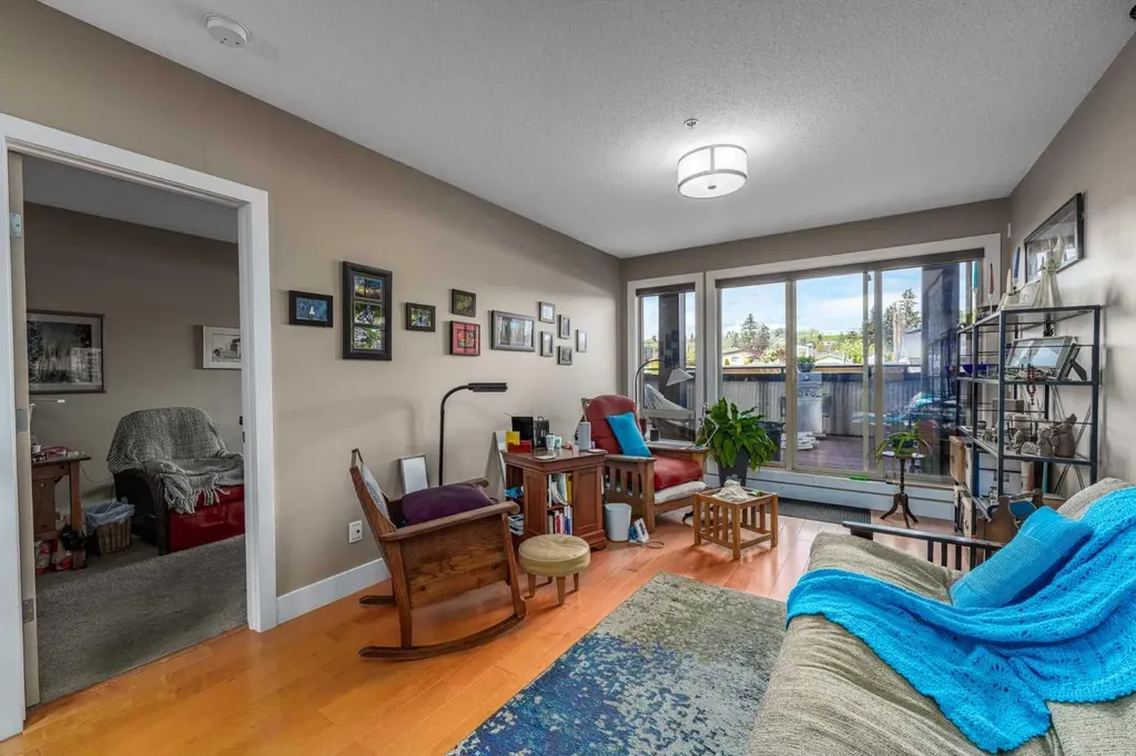 1899 45 Street NW Calgary AB T3B 4S3