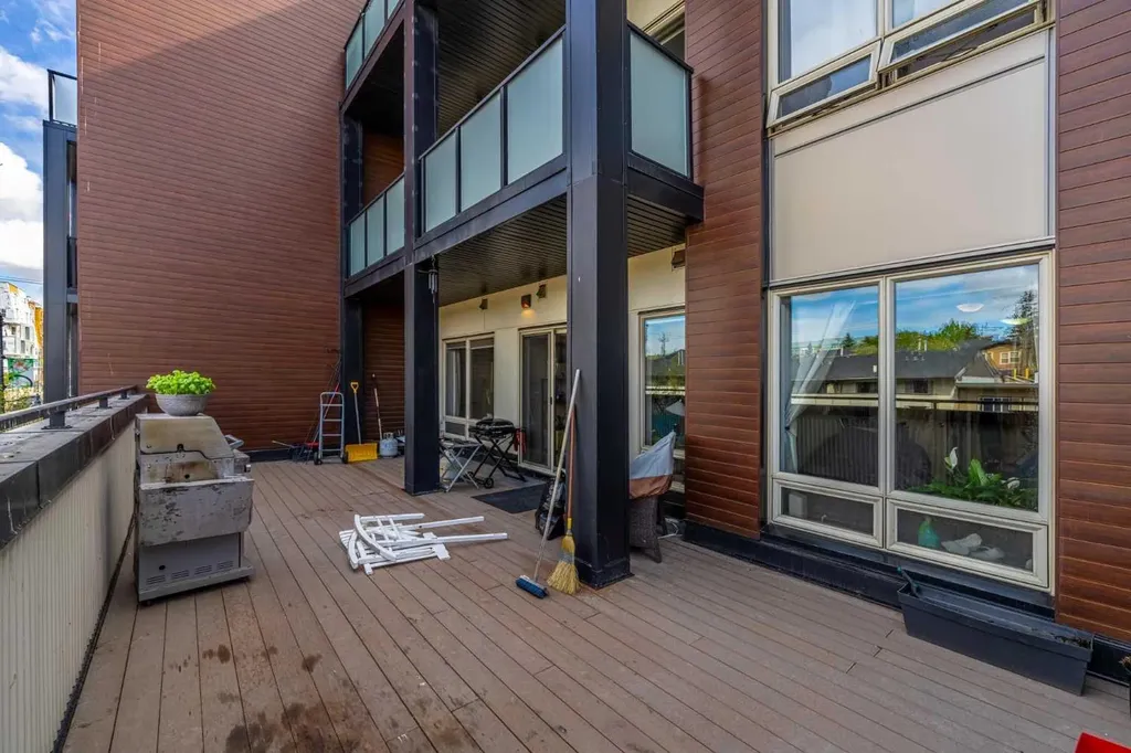 1899 45 Street NW Calgary AB T3B 4S3