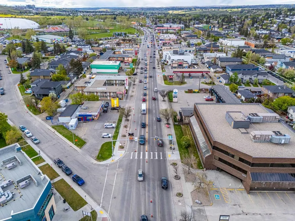 1899 45 Street NW Calgary AB T3B 4S3