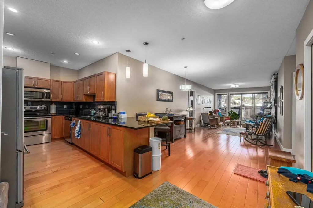 1899 45 Street NW Calgary AB T3B 4S3
