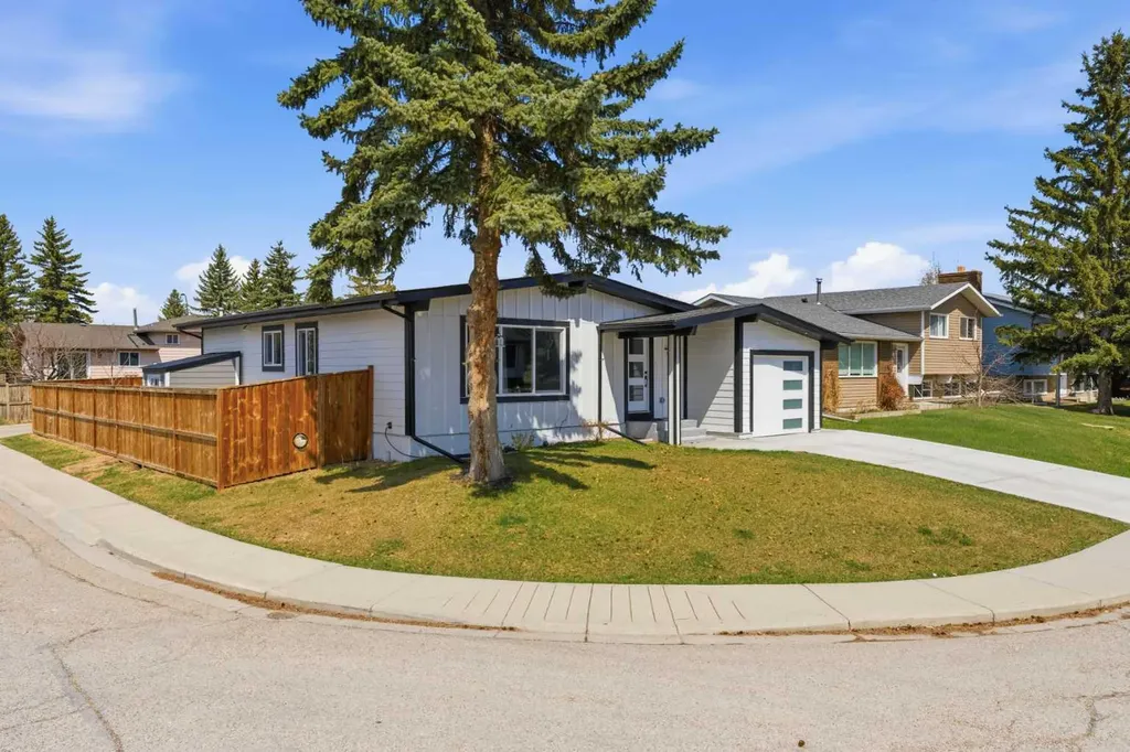 428 Queen Anne Way SE Calgary AB T2J 4R9