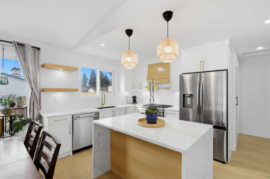 428 Queen Anne Way SE Calgary AB T2J 4R9