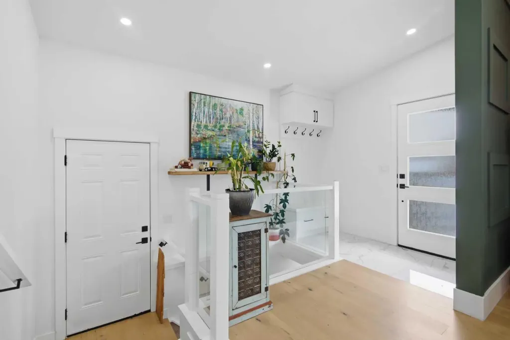 428 Queen Anne Way SE Calgary AB T2J 4R9