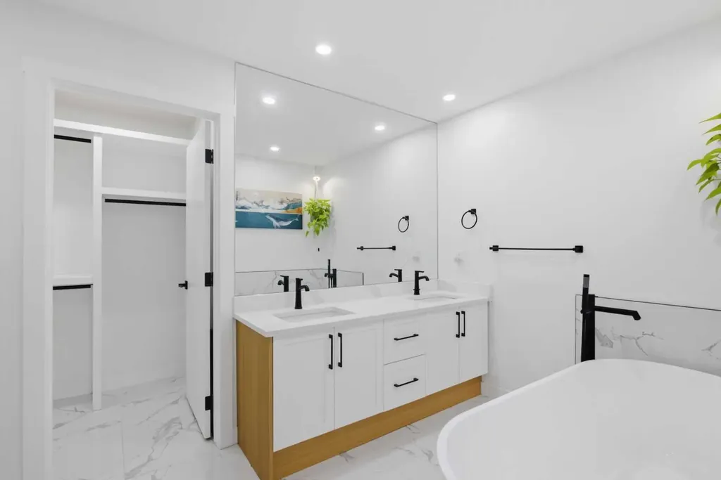 428 Queen Anne Way SE Calgary AB T2J 4R9