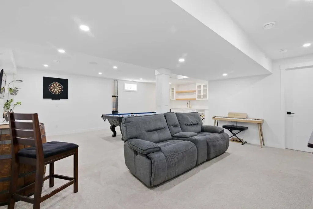 428 Queen Anne Way SE Calgary AB T2J 4R9