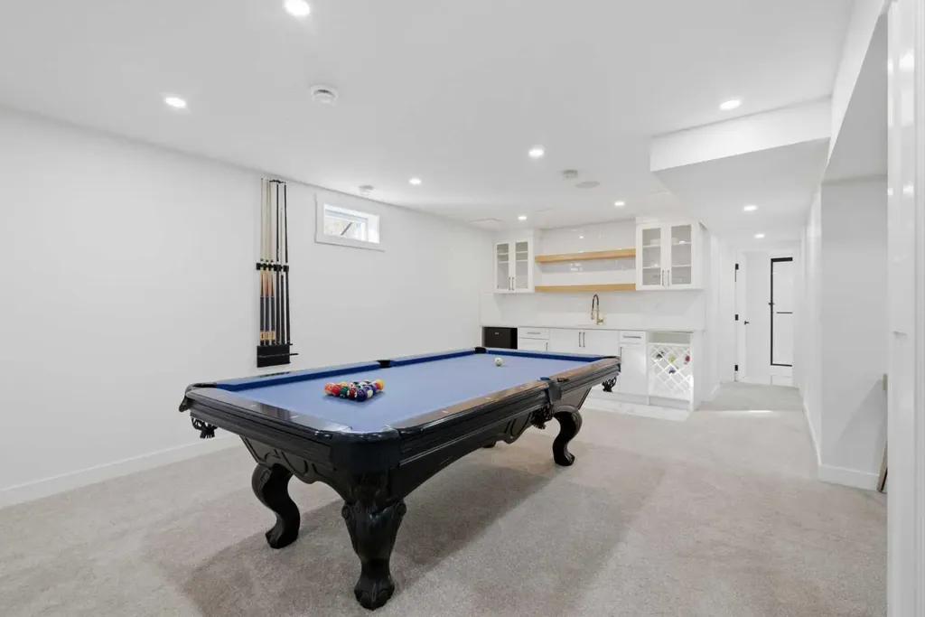 428 Queen Anne Way SE Calgary AB T2J 4R9