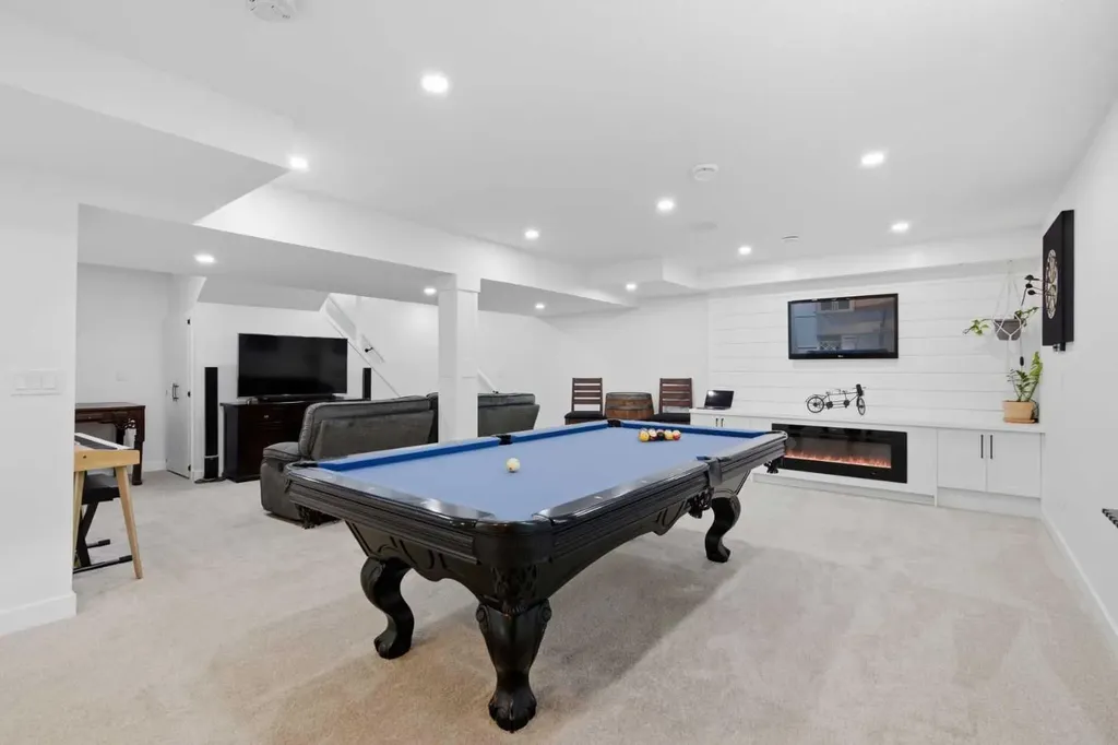 428 Queen Anne Way SE Calgary AB T2J 4R9