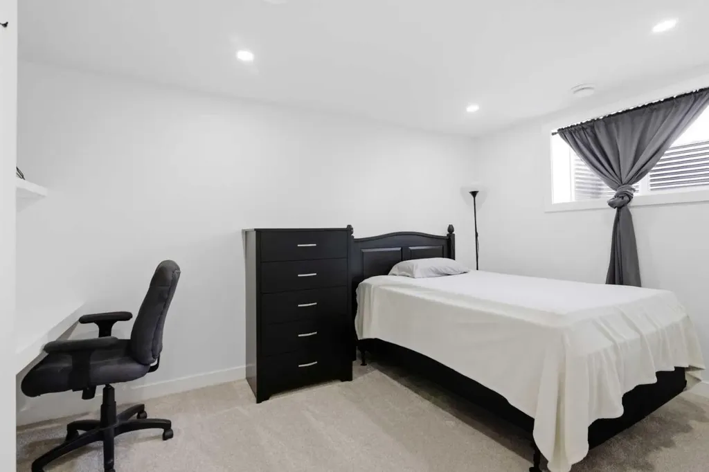 428 Queen Anne Way SE Calgary AB T2J 4R9