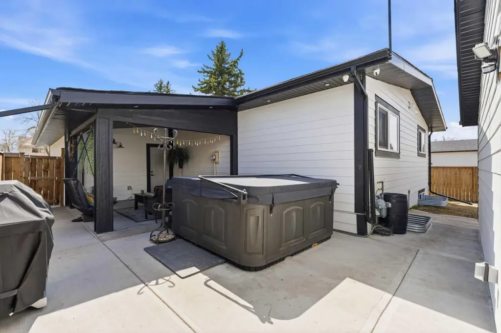 428 Queen Anne Way SE Calgary AB T2J 4R9