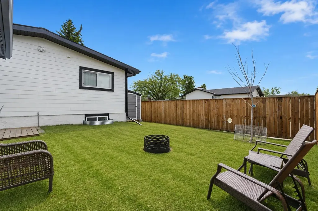 428 Queen Anne Way SE Calgary AB T2J 4R9