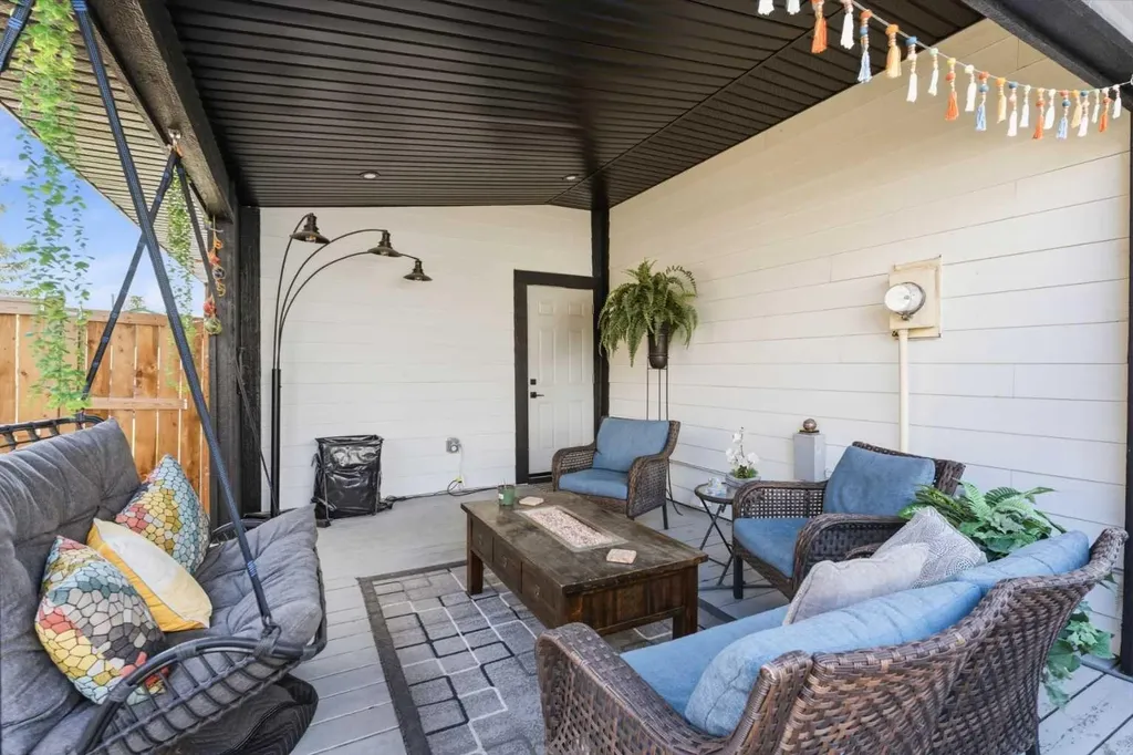 428 Queen Anne Way SE Calgary AB T2J 4R9