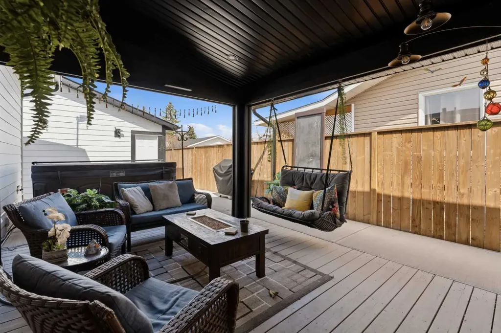 428 Queen Anne Way SE Calgary AB T2J 4R9