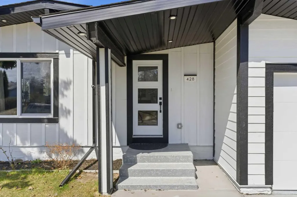 428 Queen Anne Way SE Calgary AB T2J 4R9