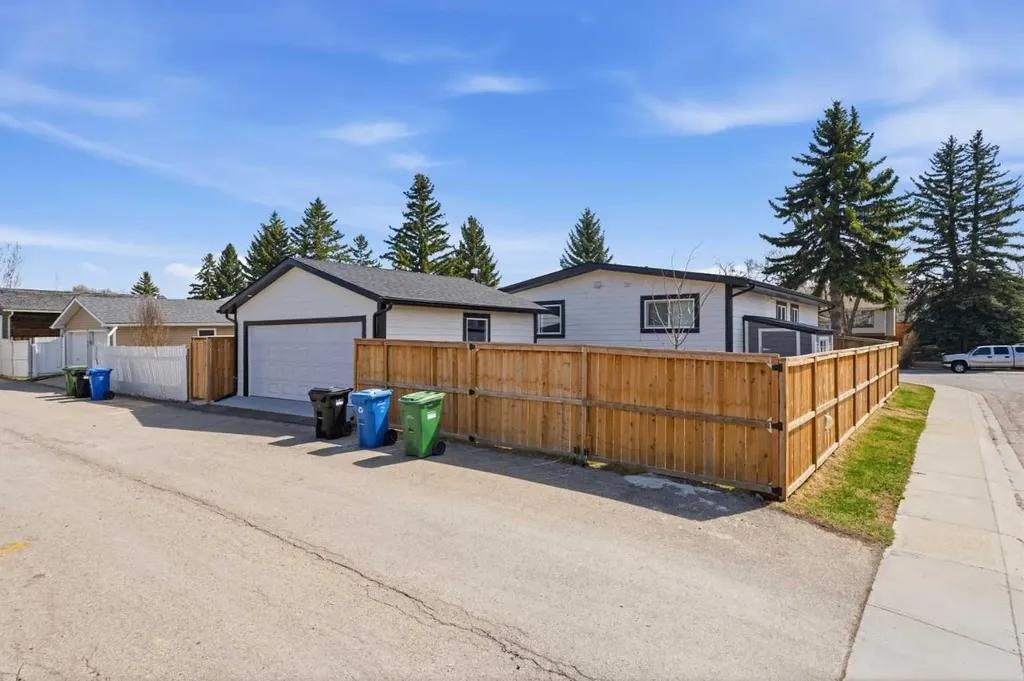 428 Queen Anne Way SE Calgary AB T2J 4R9