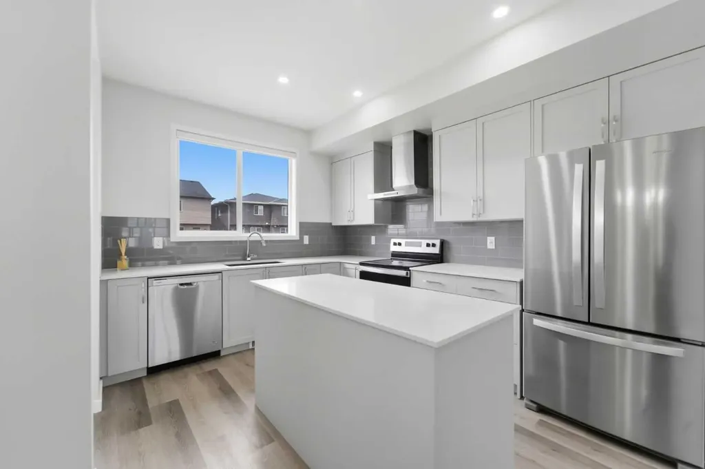 21 Corner Glen Row NE Calgary AB T3M 2L9