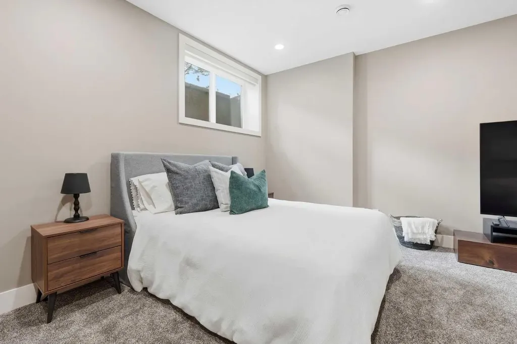 1684 37 Avenue SW Calgary AB T2T 5P5