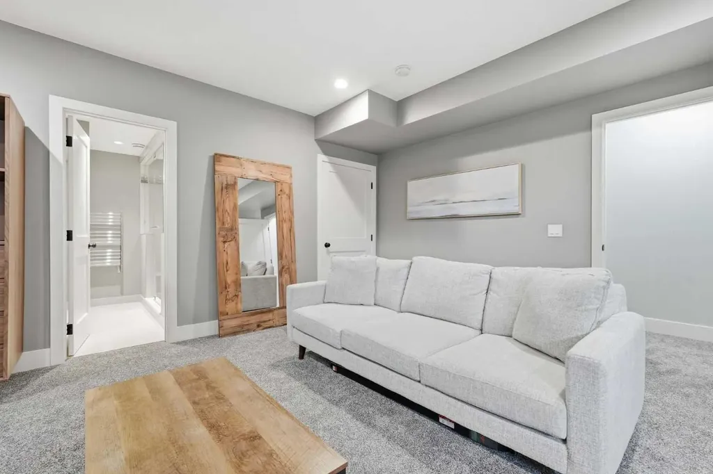1684 37 Avenue SW Calgary AB T2T 5P5