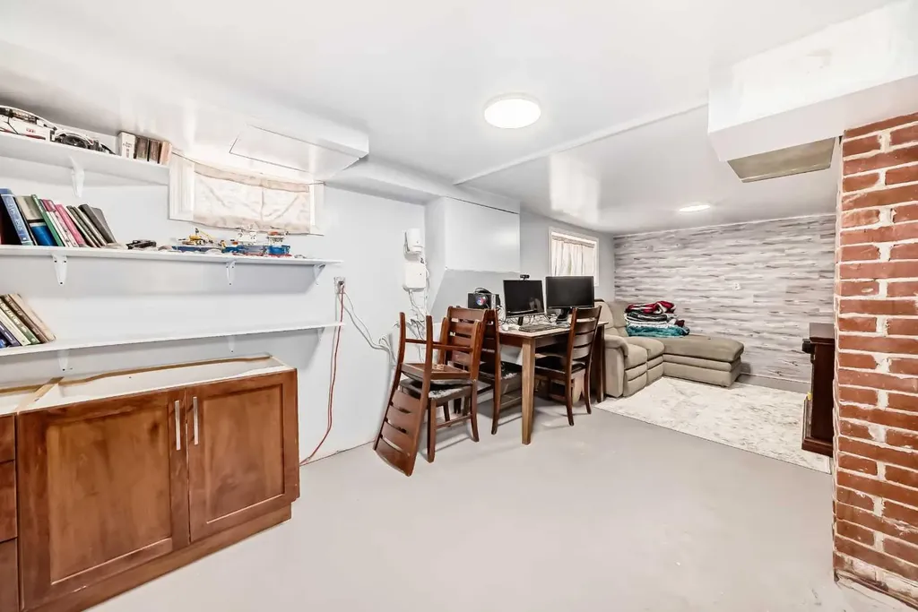 5602 51 Avenue Lacombe AB T4L 1K9