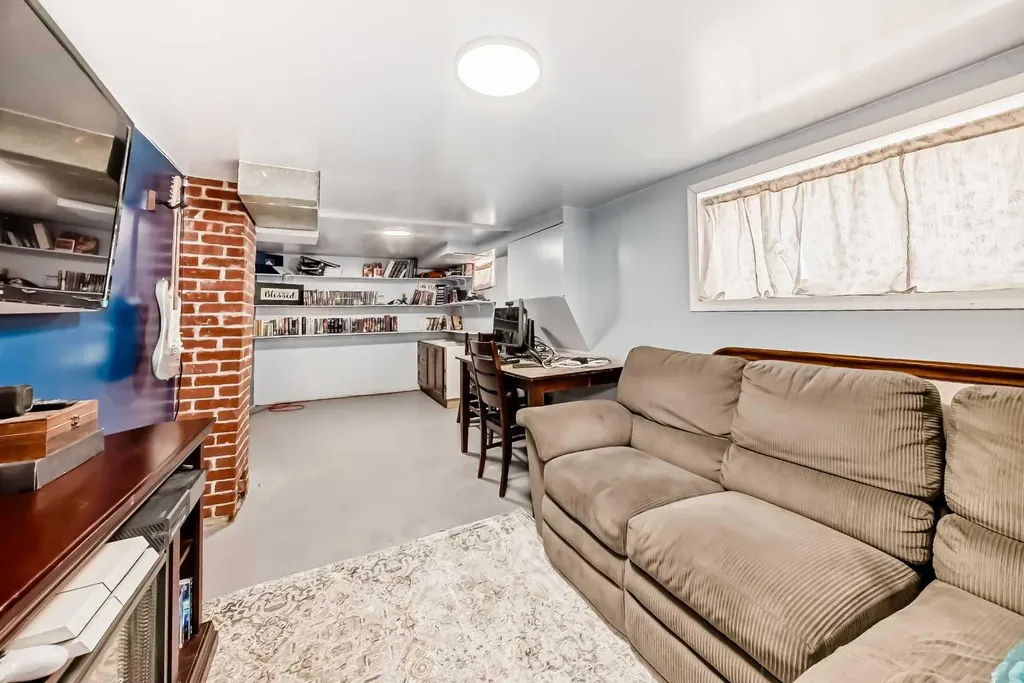 5602 51 Avenue Lacombe AB T4L 1K9