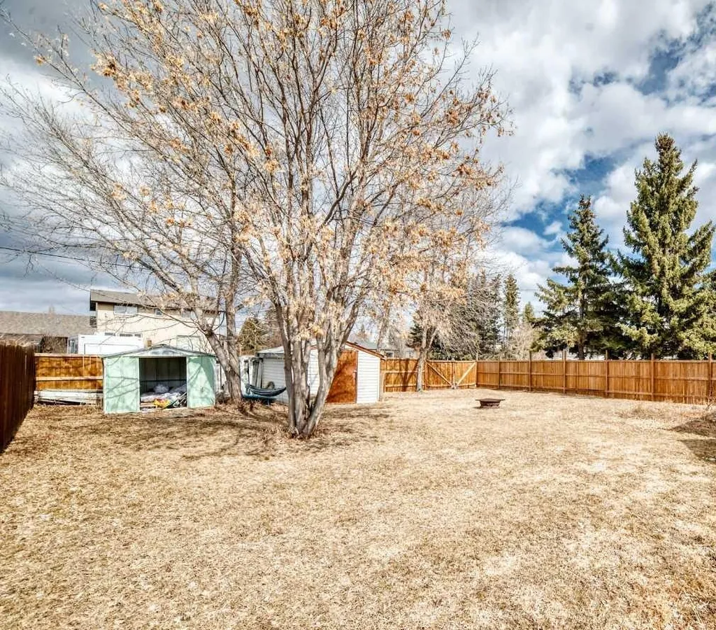 5602 51 Avenue Lacombe AB T4L 1K9