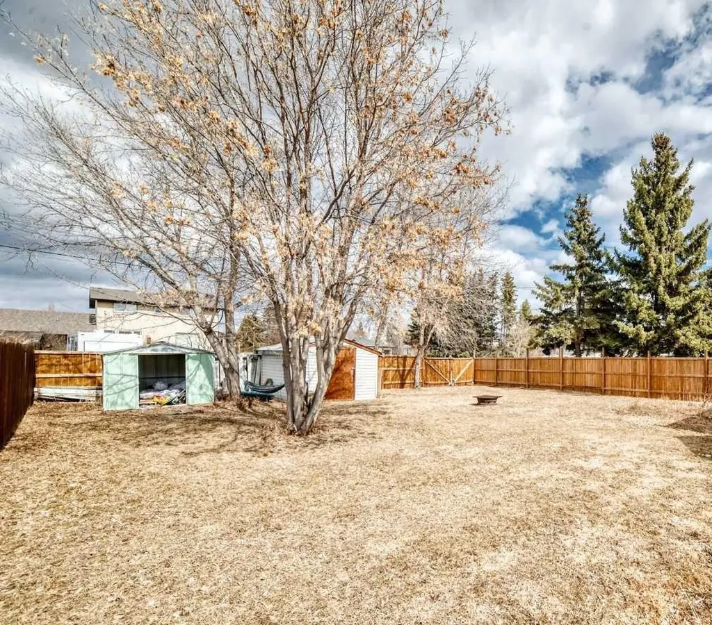5602 51 Avenue Lacombe AB T4L 1K9