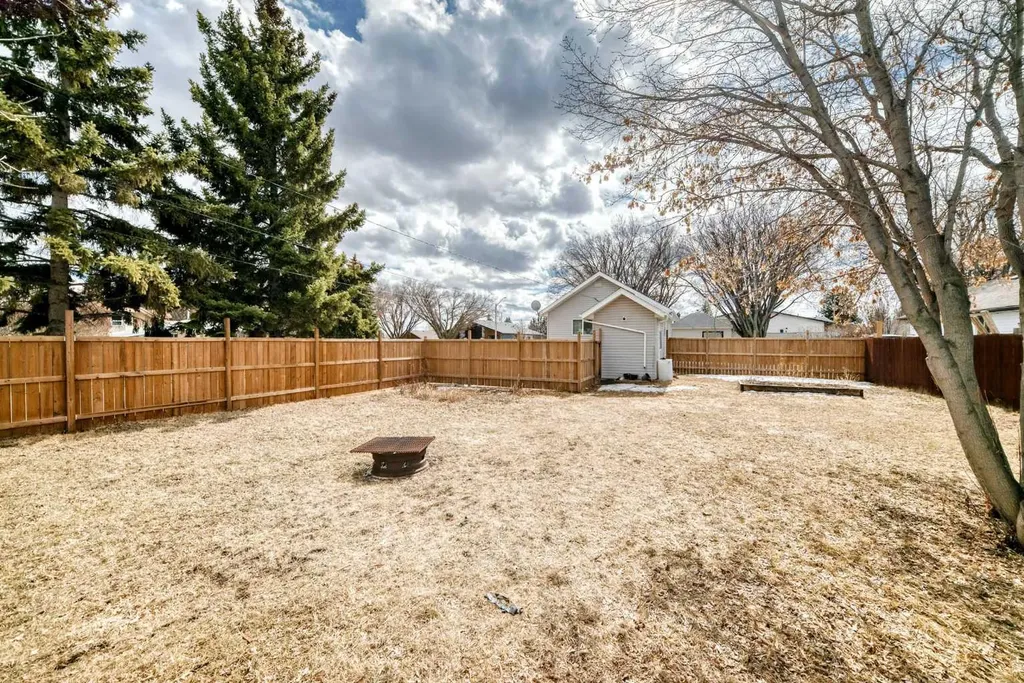 5602 51 Avenue Lacombe AB T4L 1K9