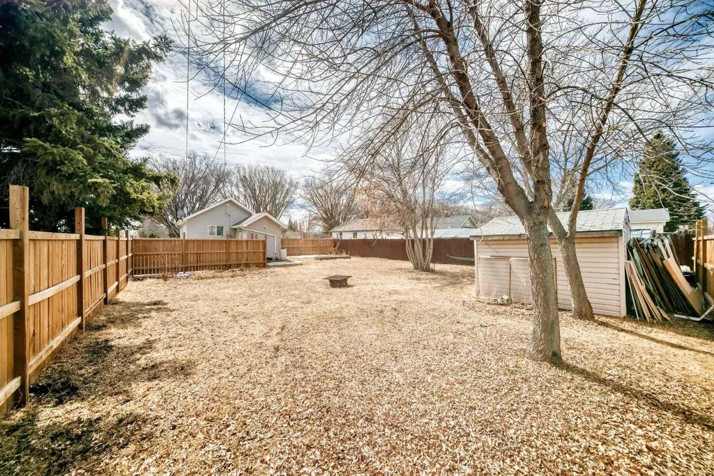 5602 51 Avenue Lacombe AB T4L 1K9