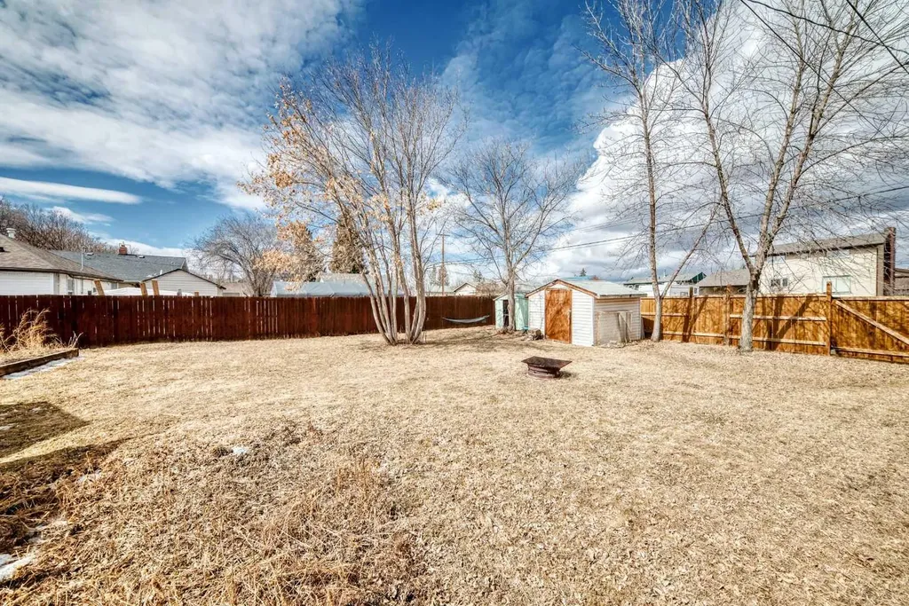 5602 51 Avenue Lacombe AB T4L 1K9